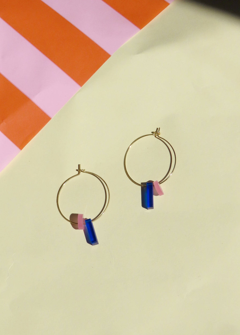 Dots mit Stick Hoops aus vergoldetem Edelstahl in königsblau & eisrosa: Gold