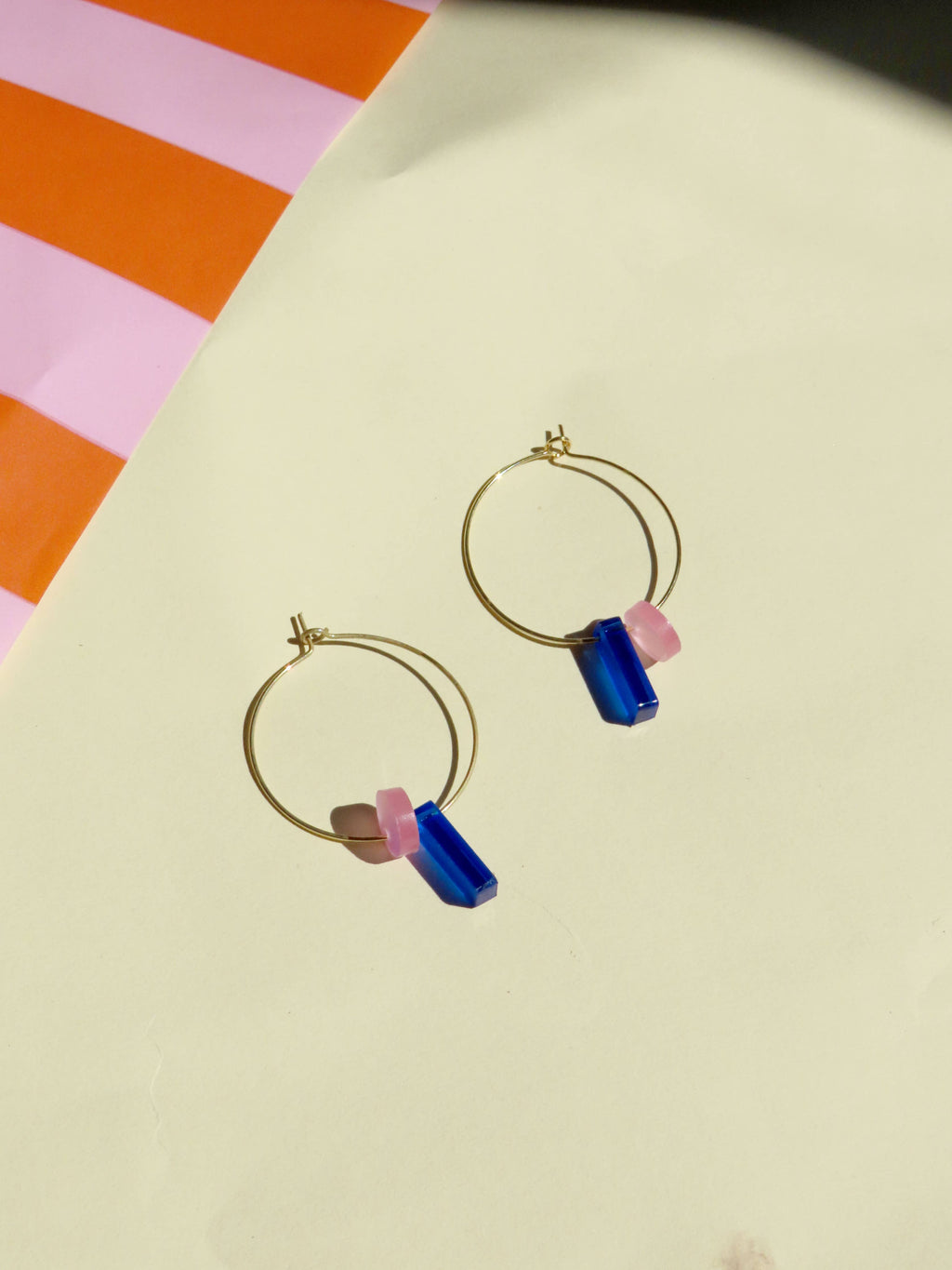 Dots mit Stick Hoops aus vergoldetem Edelstahl in königsblau & eisrosa: Gold