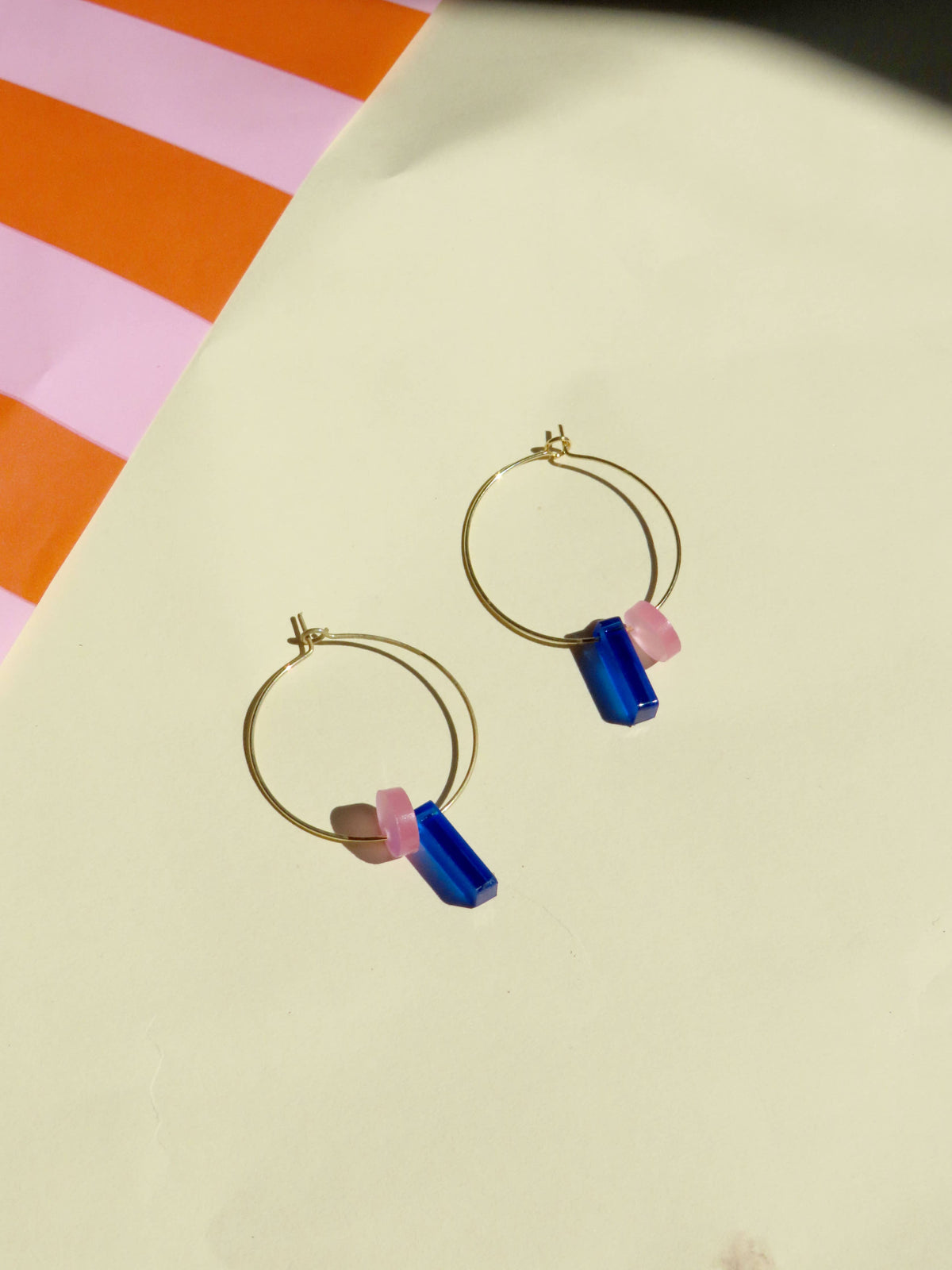 Dots mit Stick Hoops aus vergoldetem Edelstahl in königsblau & eisrosa: Gold