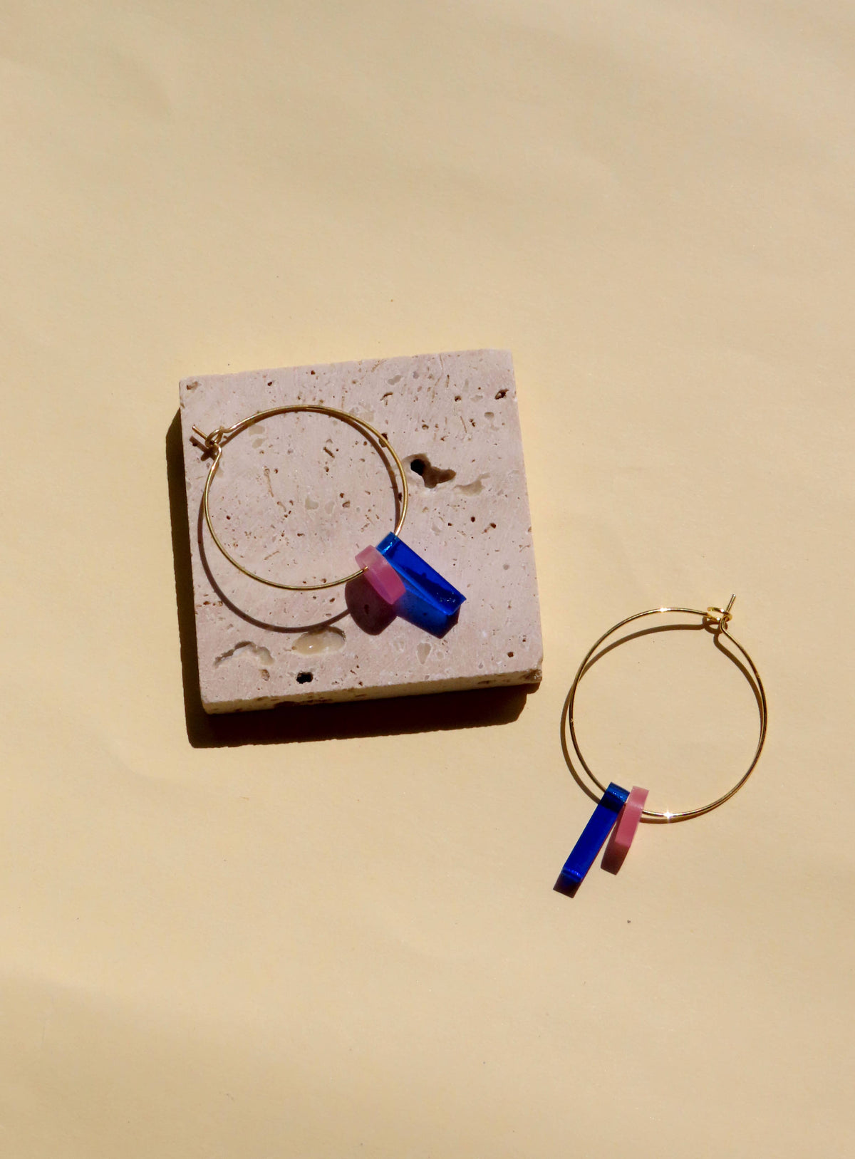 Dots mit Stick Hoops aus vergoldetem Edelstahl in königsblau & eisrosa: Gold
