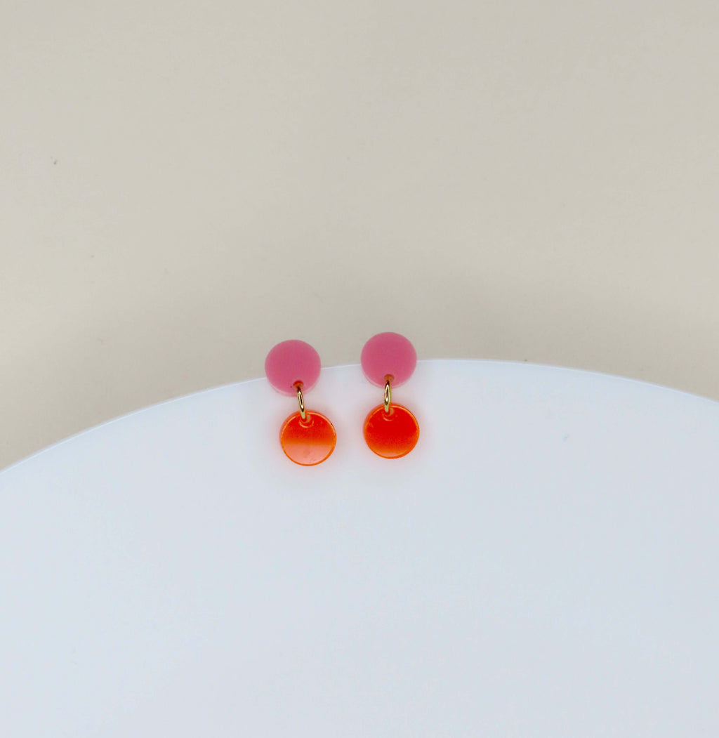Dotty Acryl Ohrringe in rosa neonorange