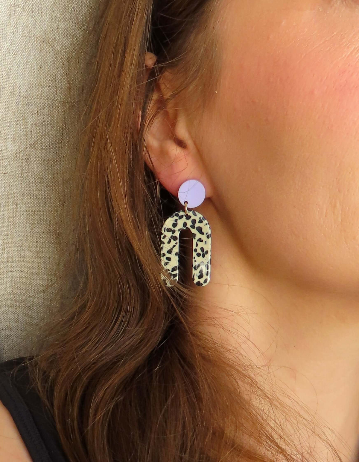 Greige Dots Slim Bogen Statement Ohrringe