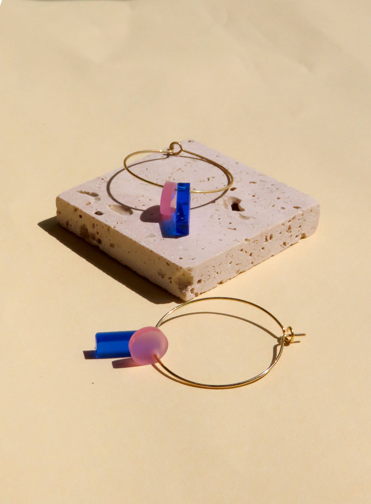 Dots mit Stick Hoops aus vergoldetem Edelstahl in königsblau & eisrosa: Gold