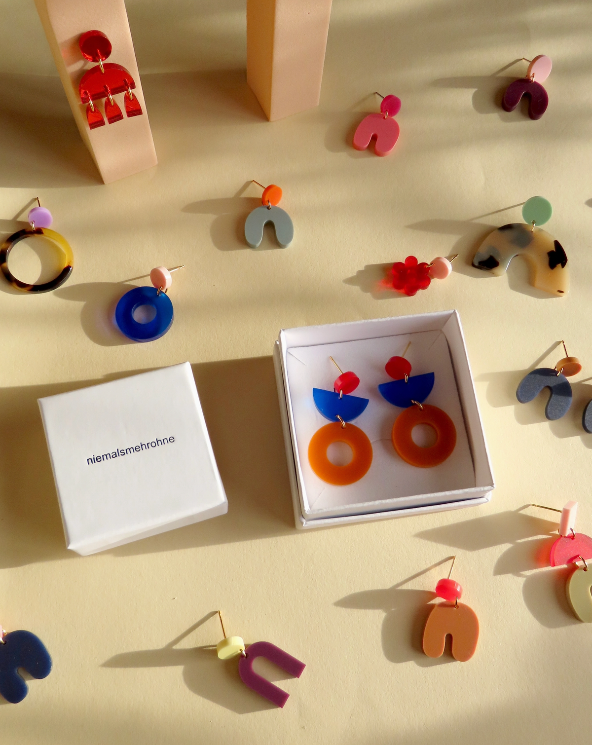 Dots mit Stick Hoops aus vergoldetem Edelstahl in königsblau & eisrosa: Gold
