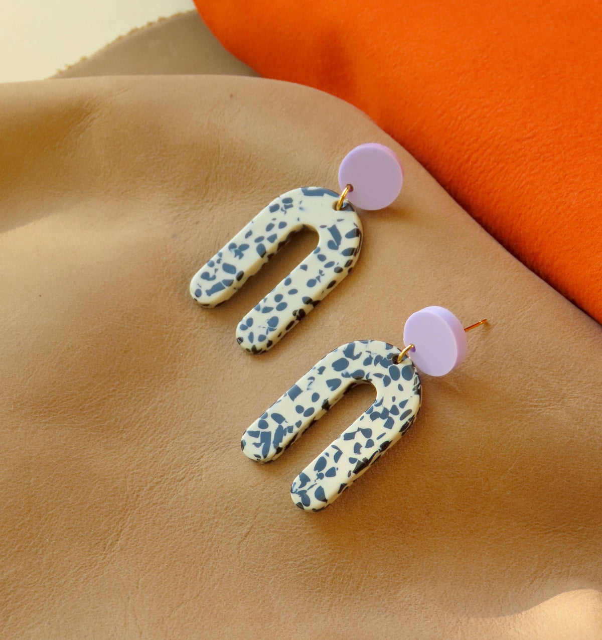 Greige Dots Slim Bogen Statement Ohrringe