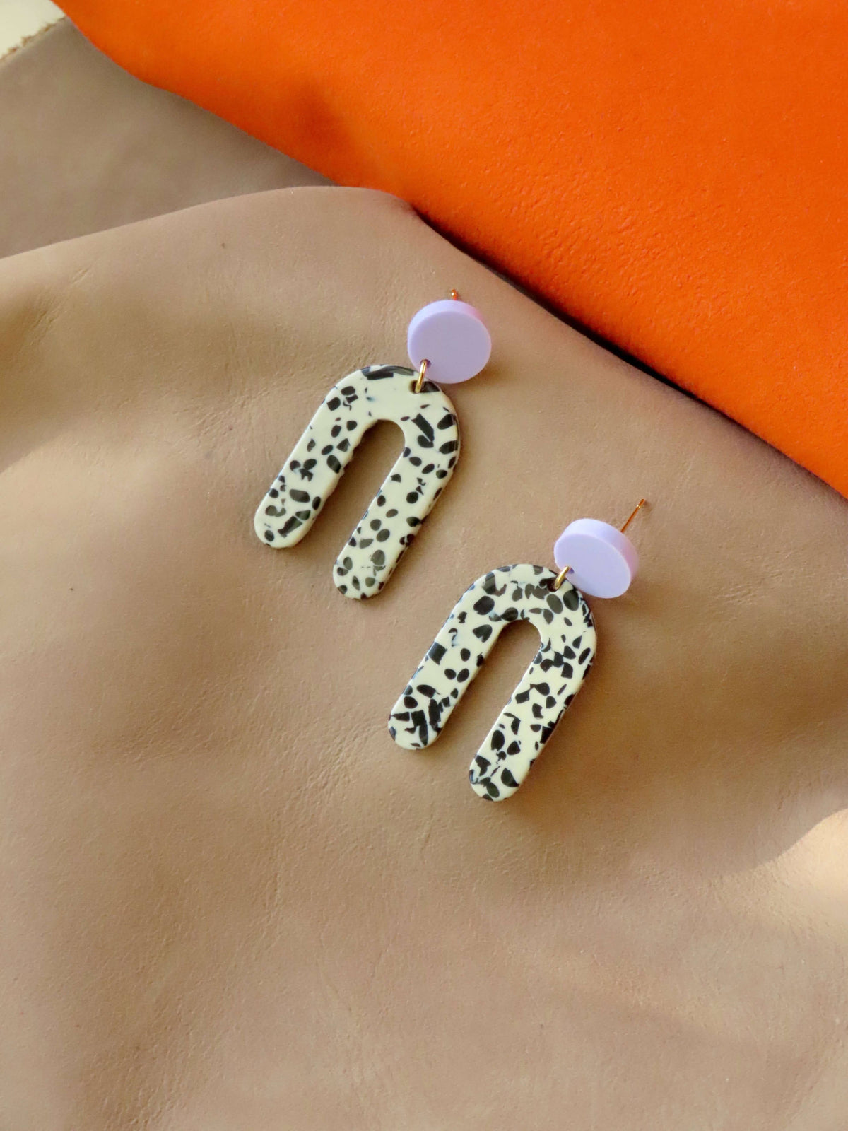Greige Dots Slim Bogen Statement Ohrringe