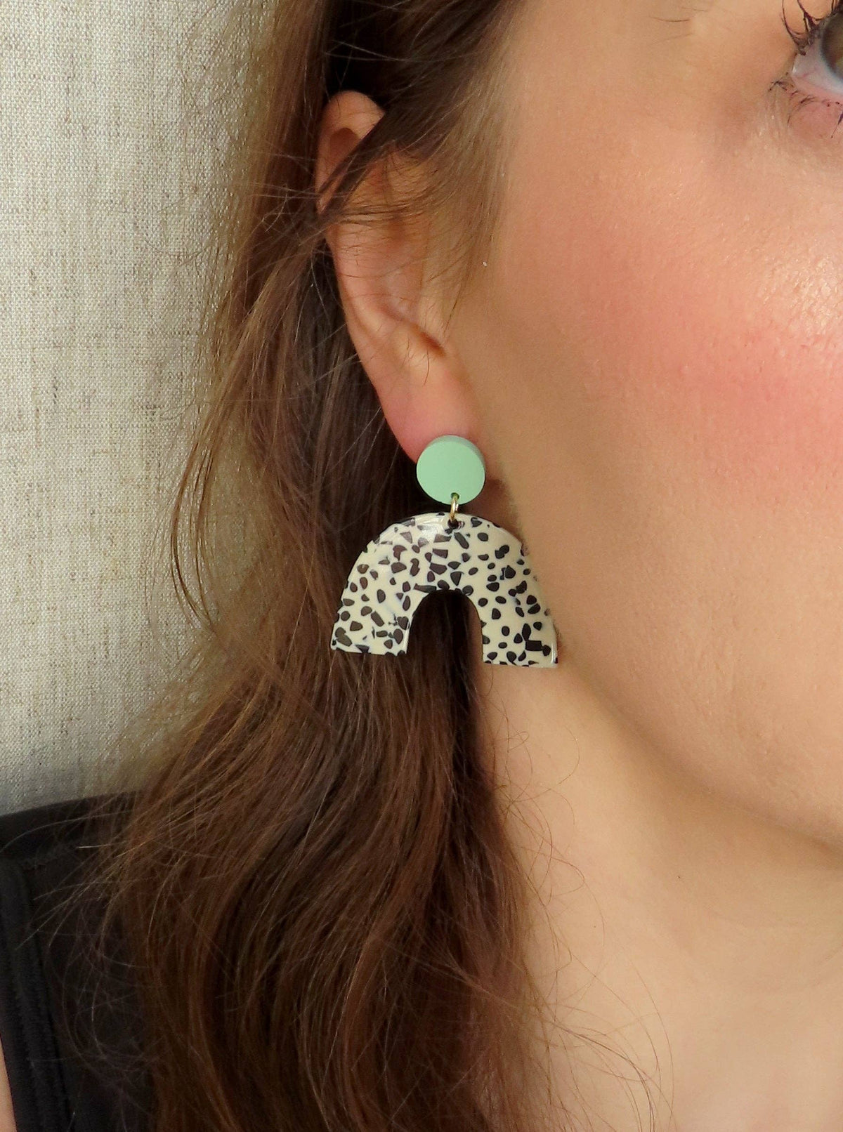 Greige Dots Bogen Statement Ohrringe