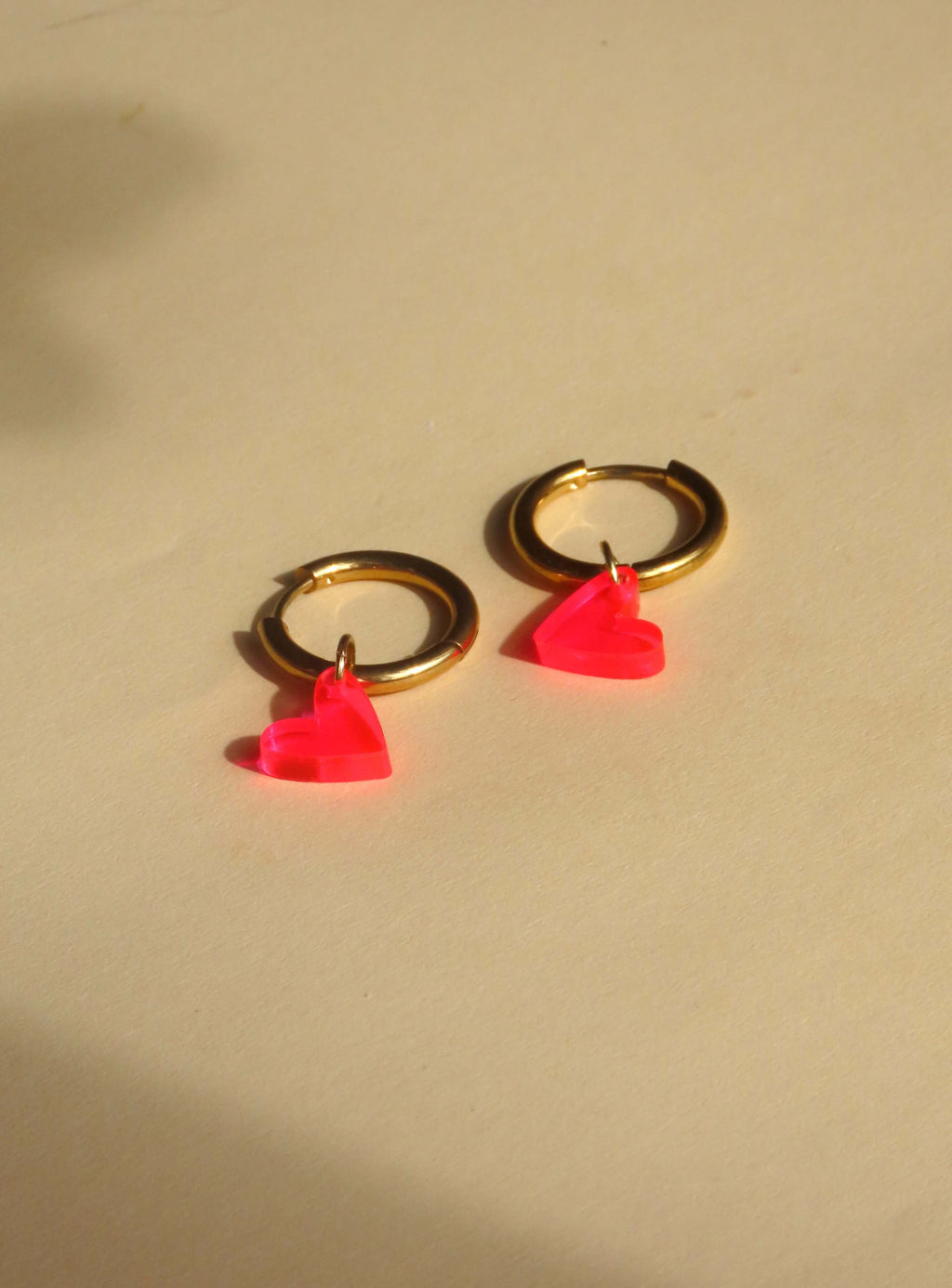 Pink Neon Herz Creolen: Gold