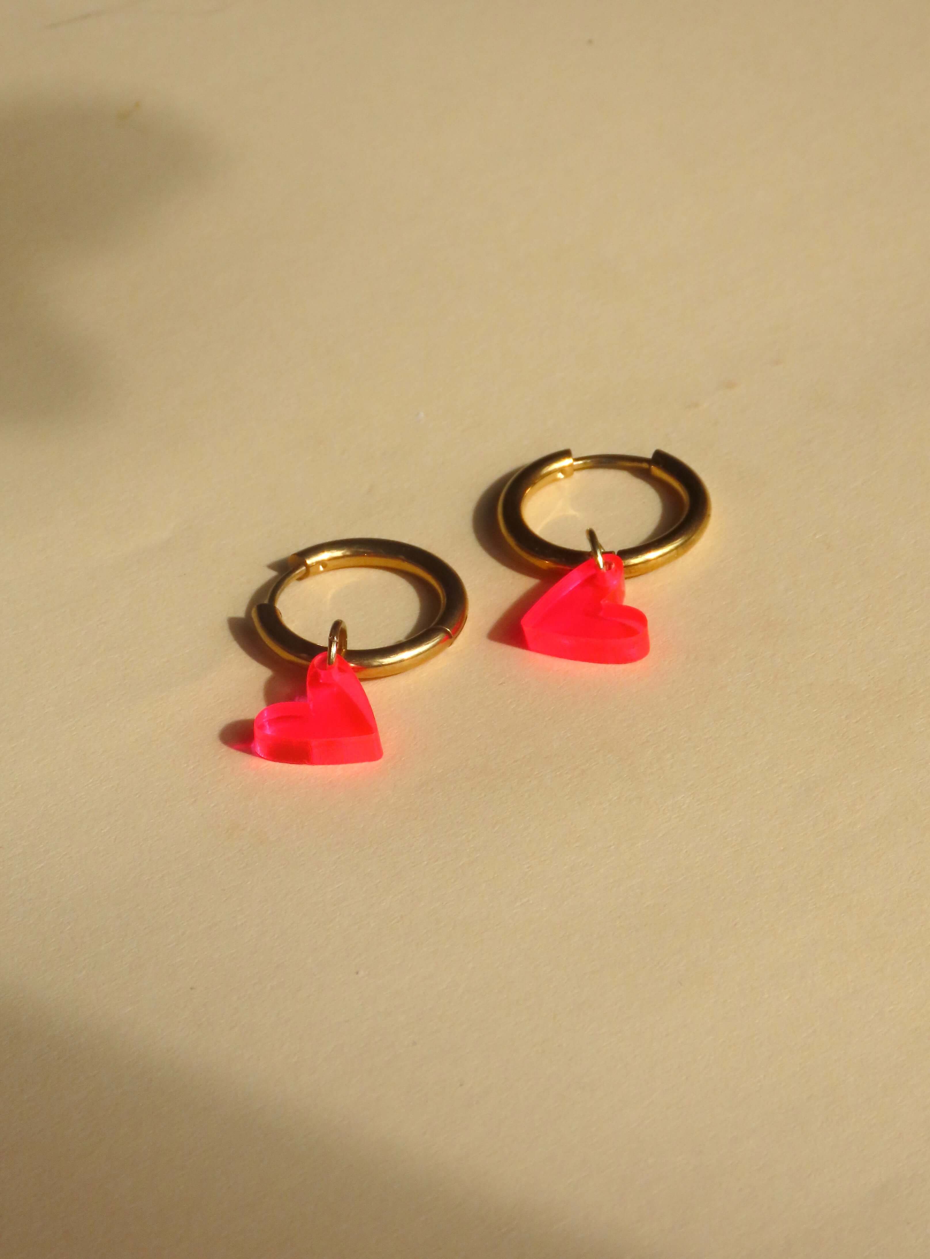 Pink Neon Herz Creolen: Gold